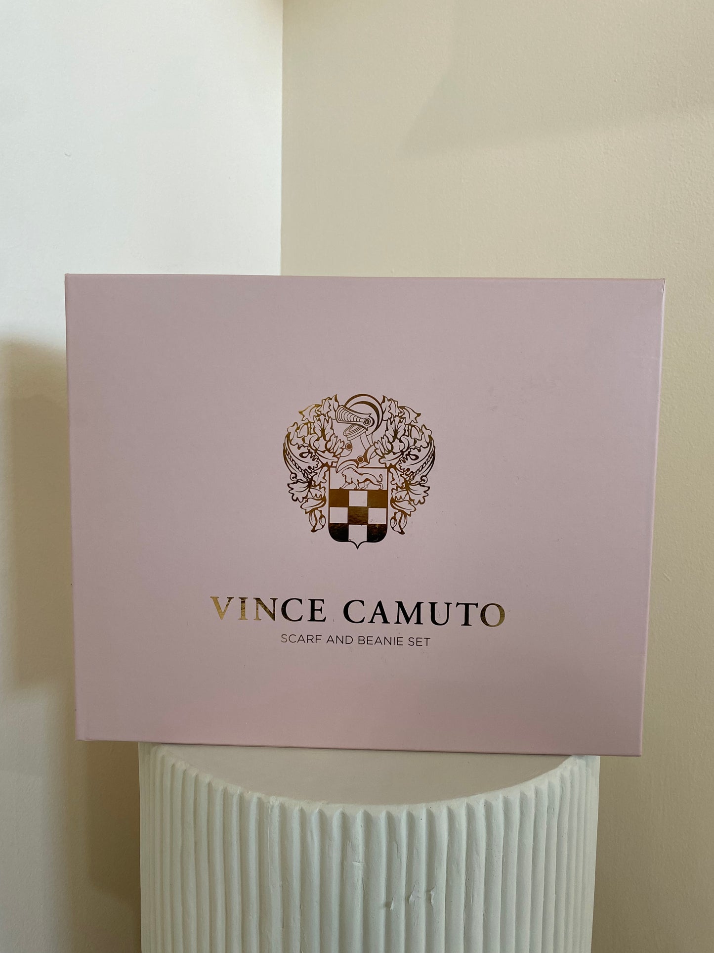 VINCE CAMUTO- SCART AND BEANIE SET